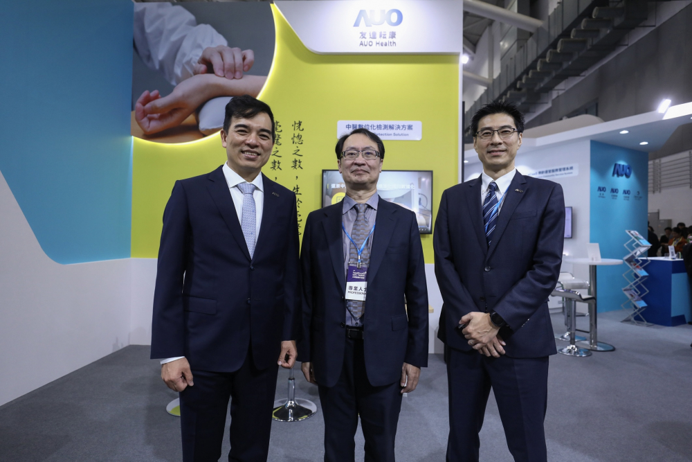 首次於醫療科技展亮相的永乐高耘康，捐贈數位化檢測設備與研究經費，協助衛福部國家中醫藥研究所打造中醫大數據資料庫。圖由左至右為永乐高光電執行長暨總經理柯富仁、衛福部國家中醫藥研究所所長蘇奕彰、永乐高光電智慧醫療事業群總經理廖世宏