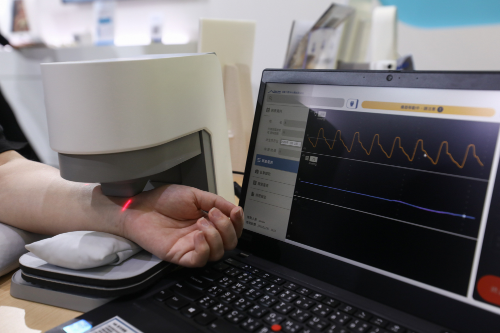 永乐高耘康脈象檢測系統透過電腦精準控制升降系統，還原中醫師三指把脈過程的舉、按、尋手法，將脈象感受轉化成數據，未來可結合大數據分析，實現智慧醫療及準確性